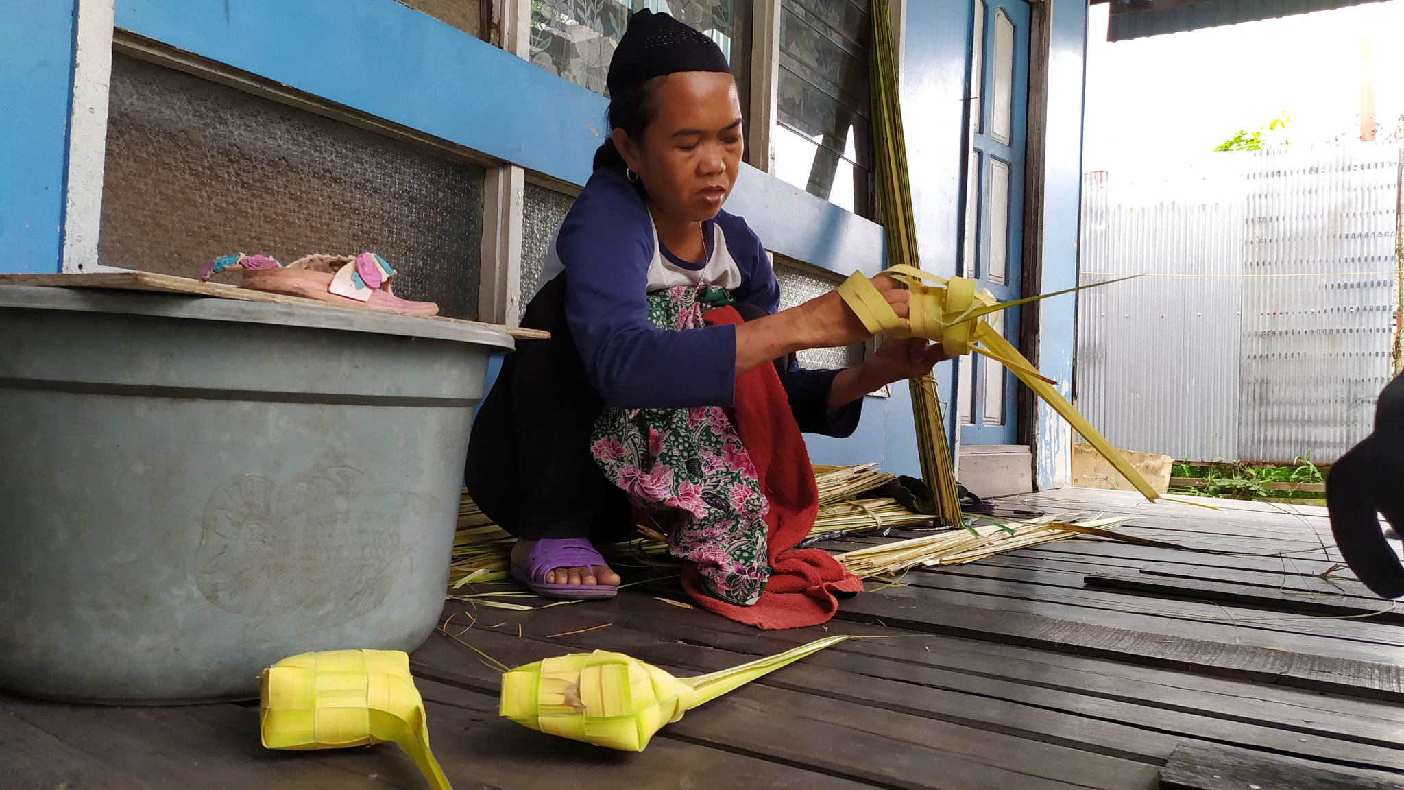 Daun Nipah Ternyata Bisa Diolah Jadi Anyaman Ketupat