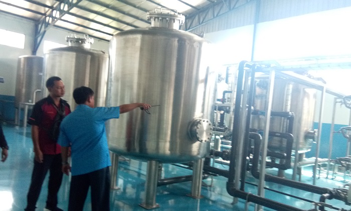proses-produksi-air-dalam-kemasan-di-desa-bentok.jpg