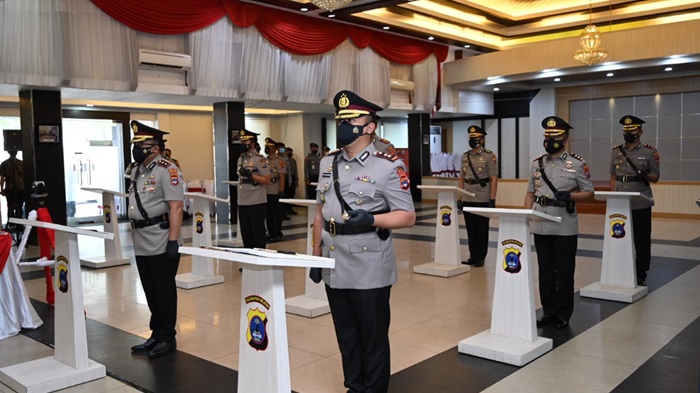 prosesi-sertijab-irwasda-polda-kalsel-dan-enam-kapolres-dipimpin-oleh-kapolda-kalsel.jpg