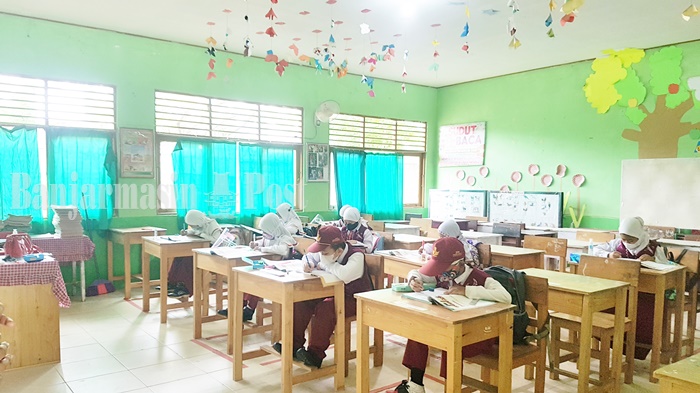 ptm-terbatas-di-kalsel-tatap-muka-di-kelas-iii-a-sdn-indrasari-1-martapura-12072021.jpg