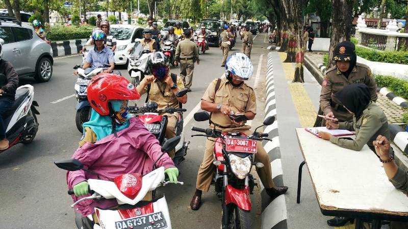 puluhan-aparat-satpol-pp_20170516_113953.jpg