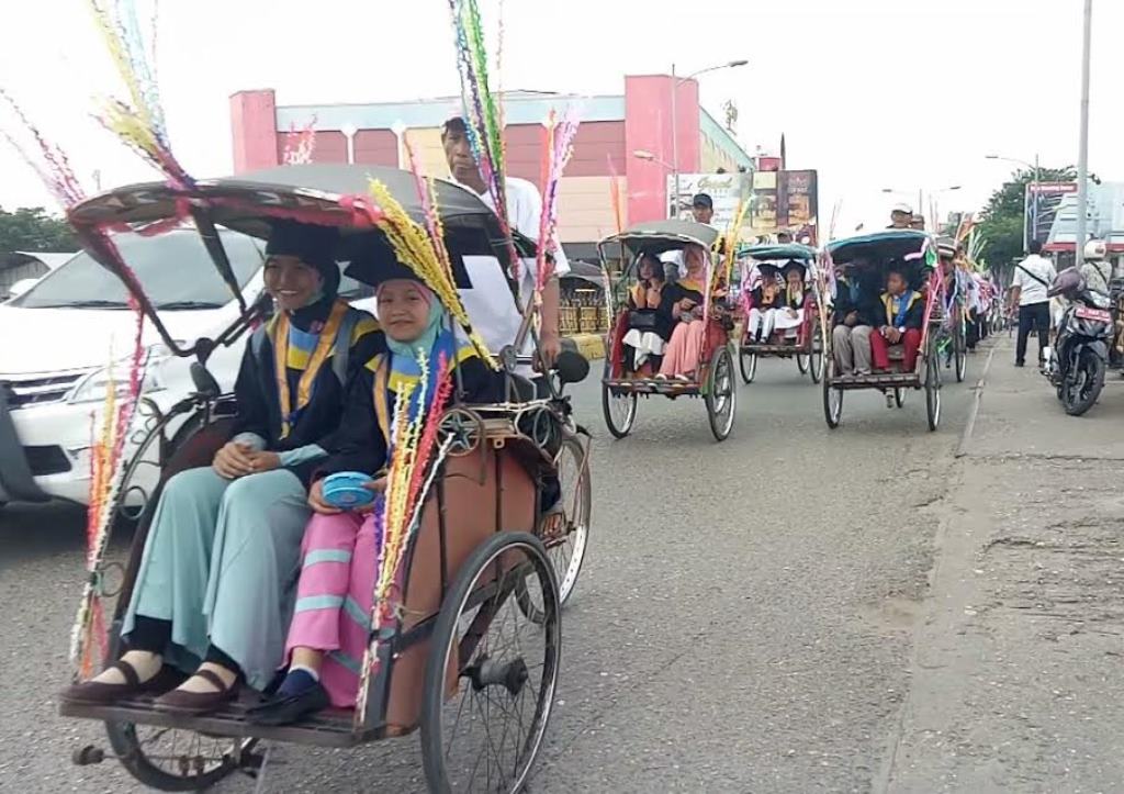 Konvoi Becak Tarik Penumpang Wisudawan dan Wisudawati