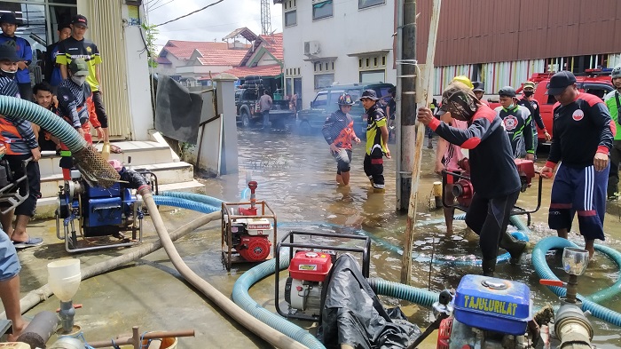 Percepat Turunkan Debit Banjir Kalsel di Handil Bakti Batolai, Puluhan Unit BPK Dikerahkan