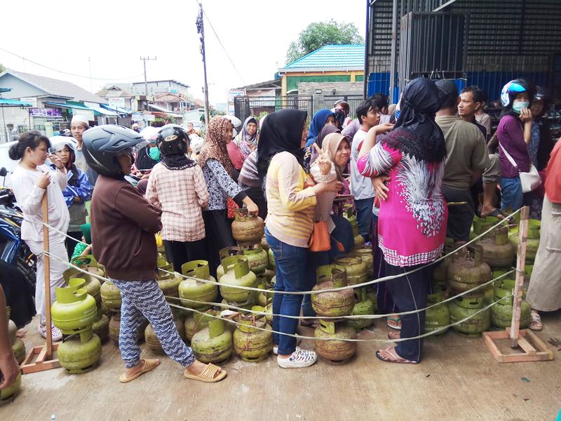 Puluhan Warga Rela Antre Menunggu Dapatkan Elpiji