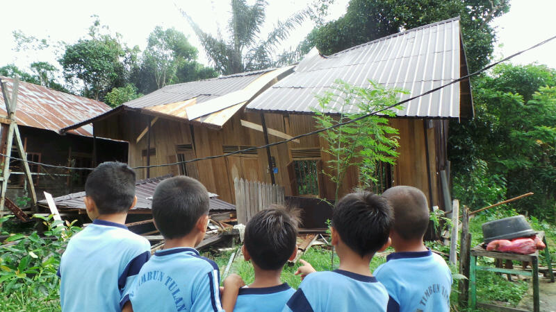 Warga Bergotong-Royong Bantu Perbaiki Rumah Korban Puting Beliung