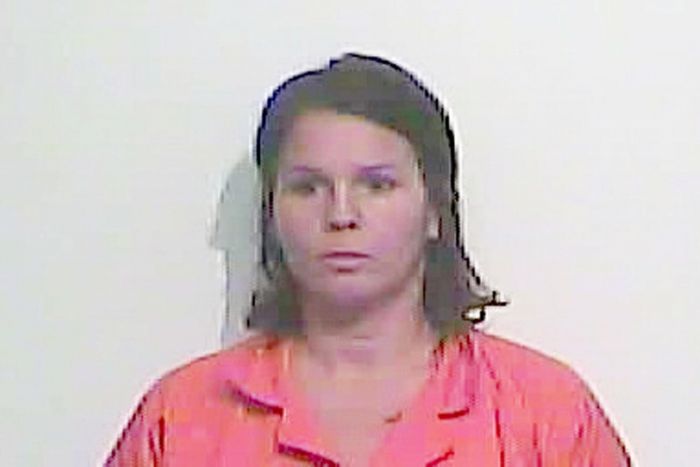 Sadis, Seorang Ibu Tiri Menyiksa dan Mengurung Anaknya di Kandang Anjing Hanya Karena Mengompol