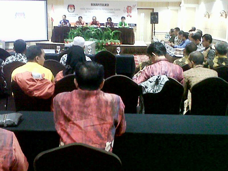 rapat-pleno-kpu-banjarbaru_20151217_171544.jpg