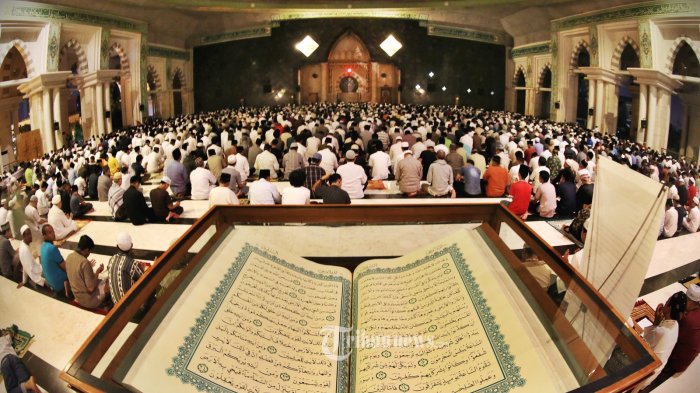 ratusan-jemaah-mengikuti-salat-malam-di-mesjid-raya-makassar-rabu-87-dini-hari.jpg