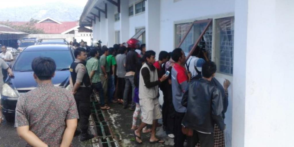 ratusan-warga-memadati-pengadilan_20160510_124617.jpg