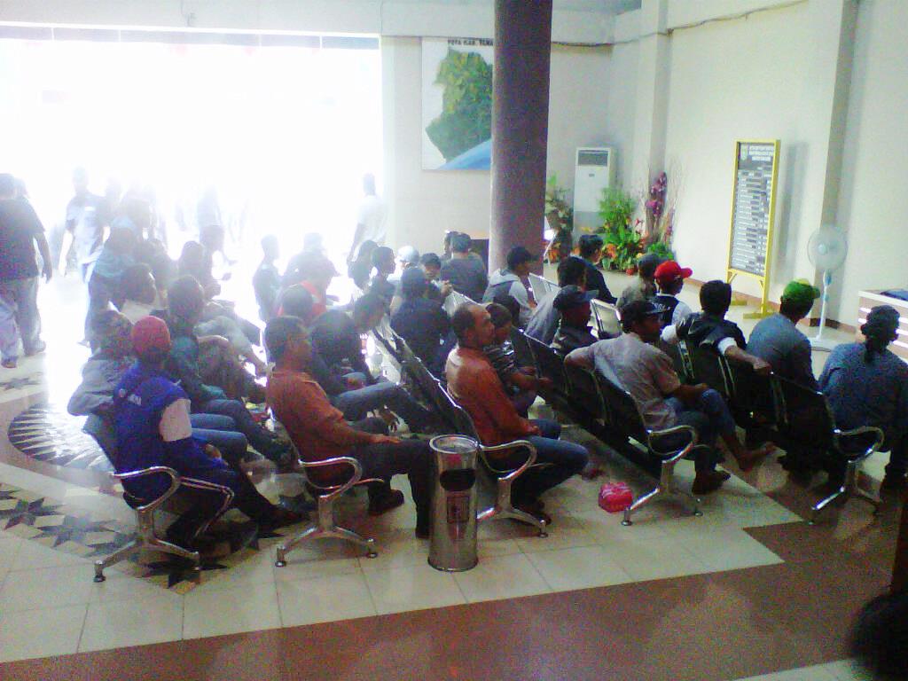 Ratusan Warga Pendulang Emas Datangi Kantor Dewan