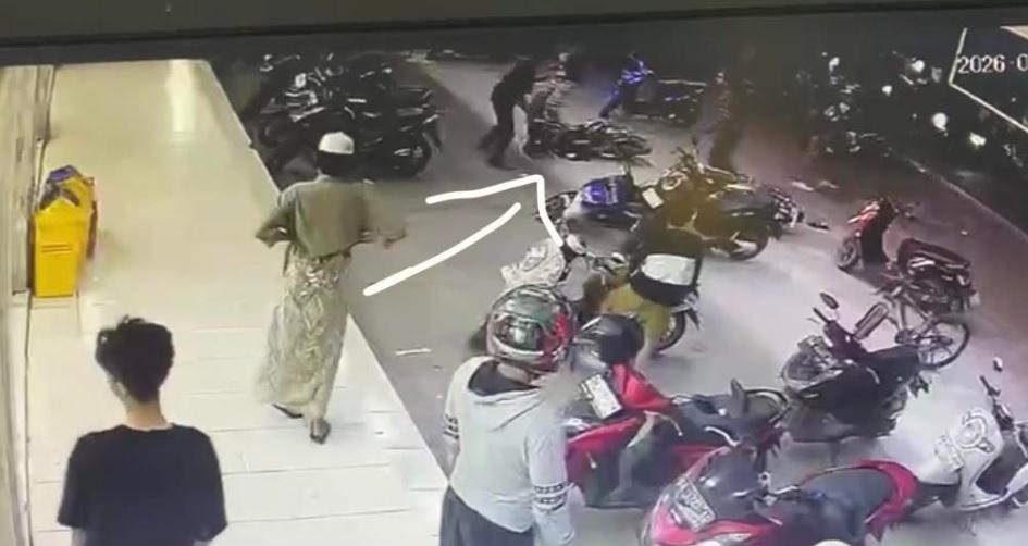 rekaman-CCTV-keributan-di-jalan-keramat-terlihat-satu-orang-bersenjata-tajam-tersebut-dikeroyok.jpg