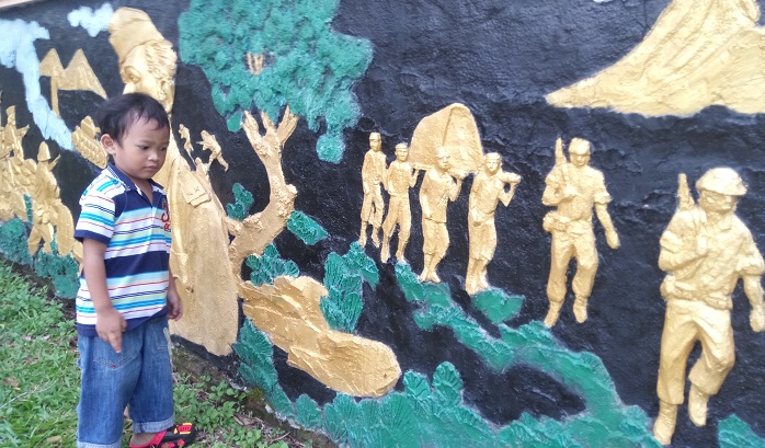 relief-perjuangan-digambarkan-di-dinding-tembok-taman-pemuda.jpg