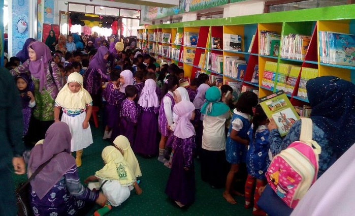 ribuan-pengunjung-memenuhi-ruang-pelangi-perpustakaan-anak-pustarda-kalsel_20170414_133326.jpg