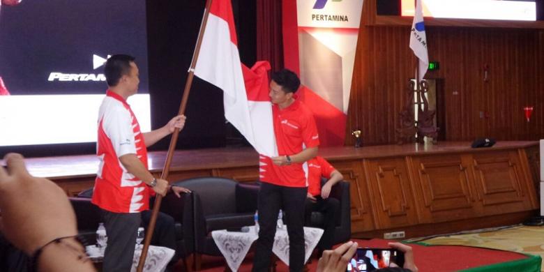 rio-haryanto-mencium-bendera_20160219_094953.jpg
