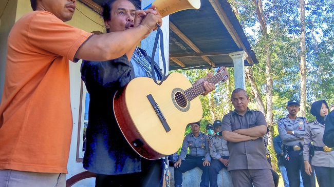 BREAKING NEWS: Robert Ikat Tubuh dengan Rantai ke Tiang Rumahnya