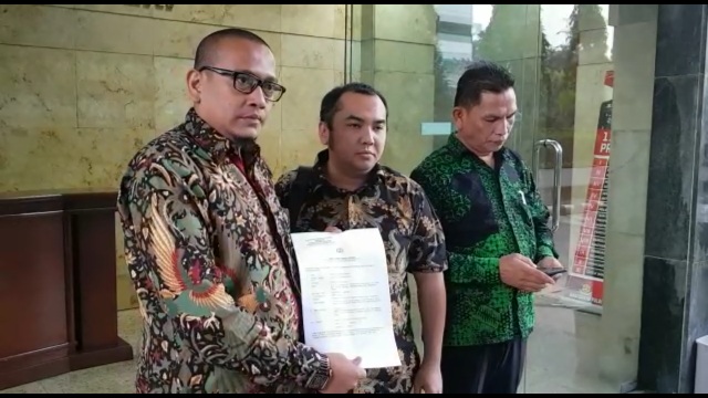 rozani-yang-didampingi-pengacaranya-melaporkan-kasus-dugaan-pengancaman_20180629_210754.jpg