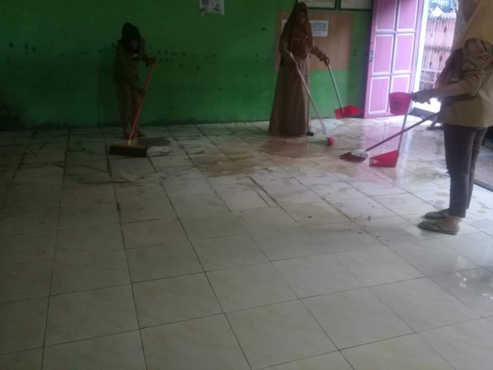ruangan-tk-pertiwi-kotabaru-hilir-penuh-lumpur.jpg