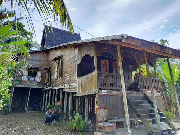rumah-adat-banjar-bubungan-tinggi-di-desa-tarangan-kecamatan-paringin-selatan.jpg