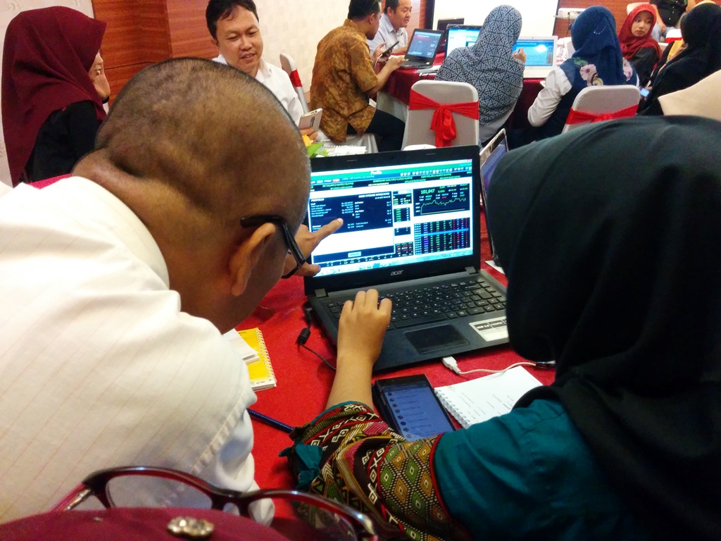 rupiah-masih-melemah-analis-sarankan-investor-wait-and-see_20181008_121049.jpg