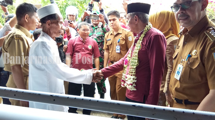 saibatul-hamdi-ceria-menerima-bantuan-jamban-tripicon-s.jpg
