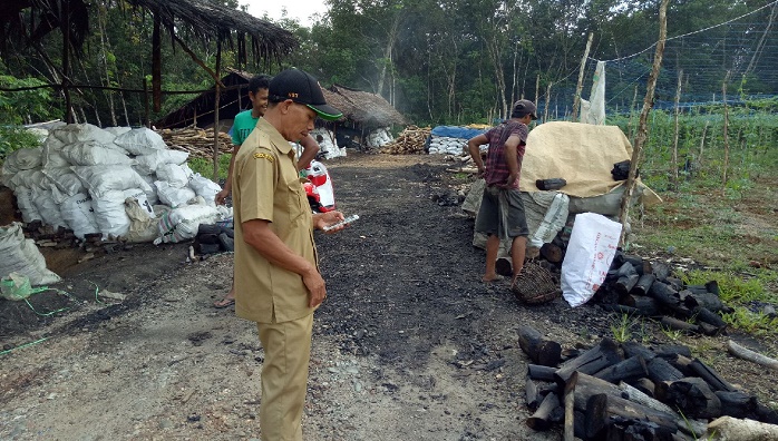 salah-satu-lokasi-pembuatan-arang-halaban-di-desa-tapuk-limpasu-hst_20180323_122024.jpg