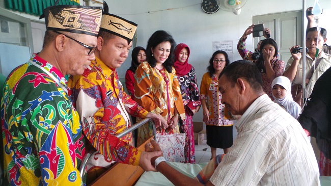 Demi Pasien, Ben Berkeliling dari Ruangan ke Ruangan di Sakit Kapuas