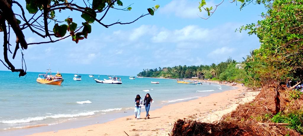 sampah-berserakan-di-Pantai-Teluk-Aru-kotabaru.jpg