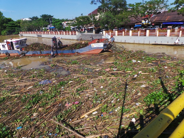 sampah-di-jembatan-lama_20160901_140207.jpg