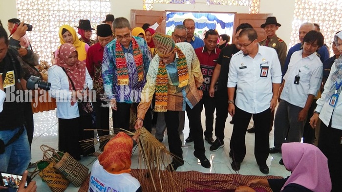 Sandiaga Uno Kunjungi Kampung Purun Banjarbaru, Emak-emak Langsung Minta Foto Bareng