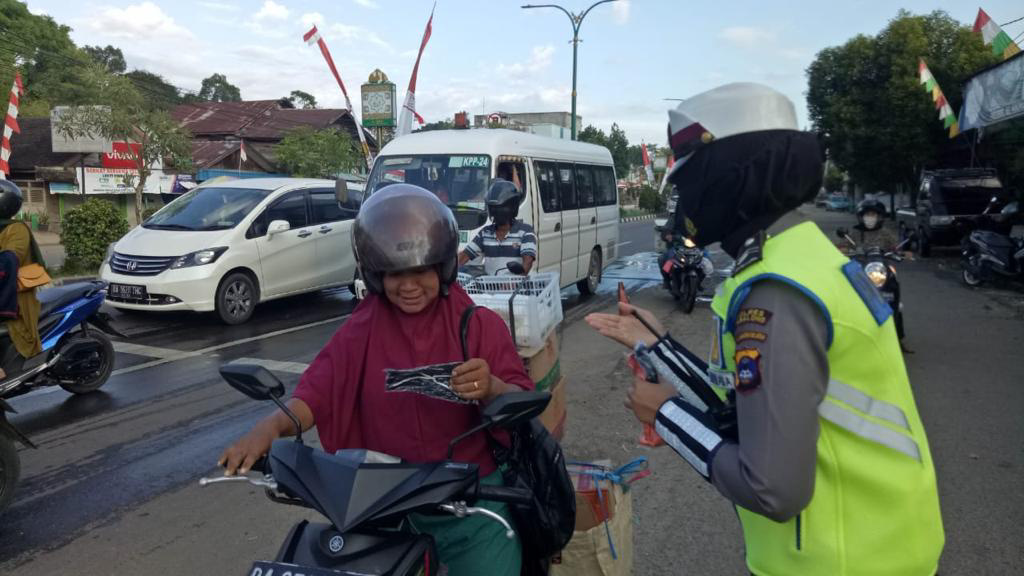 satlantas-polres-tabalong-giat-simpatik-operasi-zebra-polantas-tabalong-berikan.jpg