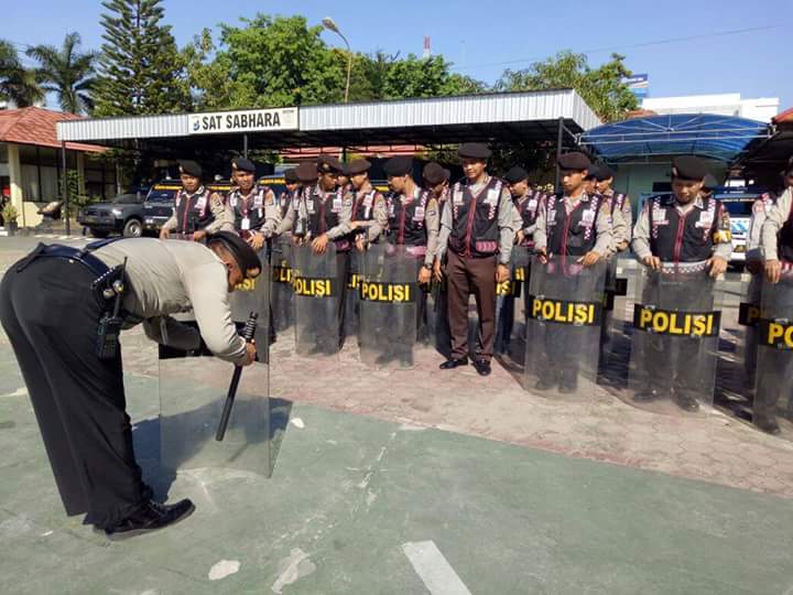 Lihat Serunya Satsabhara Polresta Banjarmasin Latihan Pengendalian Masa dengan Bela Diri
