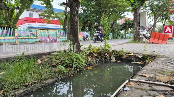 satu-ruko-di-Jalan-Gatot-Subroto-sebagian-halaman-yang-dibangun-tampak-menutupi-Sungai-Gatot.jpg