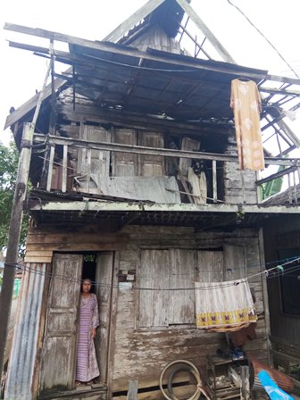 Di Rumah yang Sudah Lapuk Itu, Nurul Hikmah Tinggal Sendirian, Paling Menyedihkan Kala Hujan Turun
