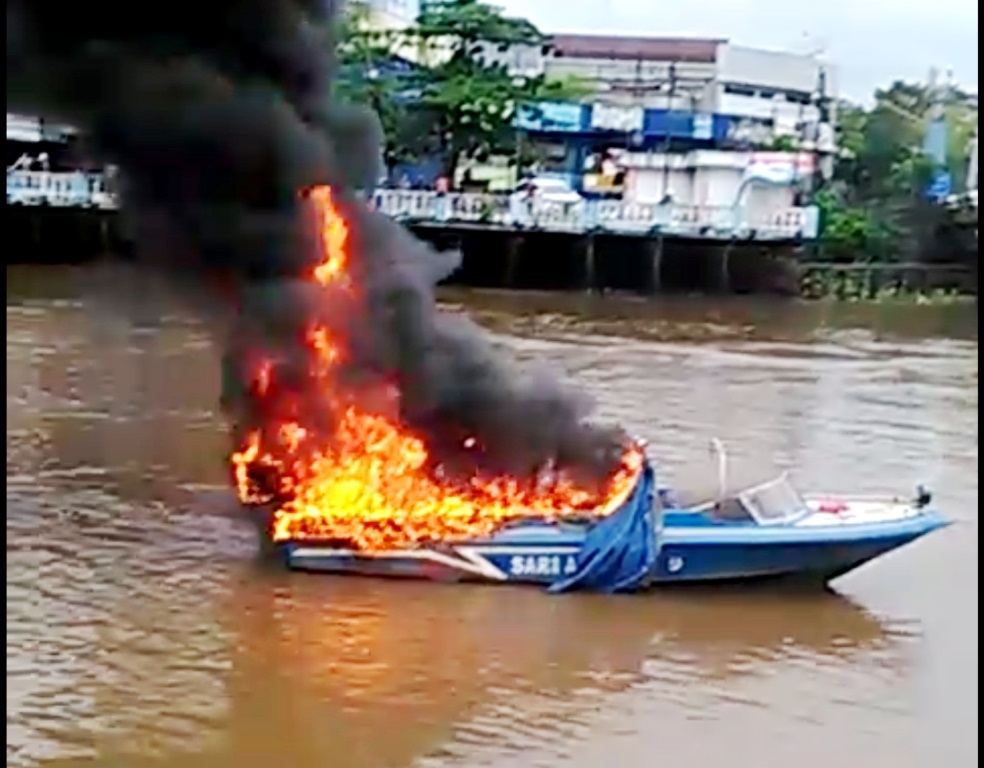 sebuah-speedboat-terbakar-di-siring-sungai-baru.jpg