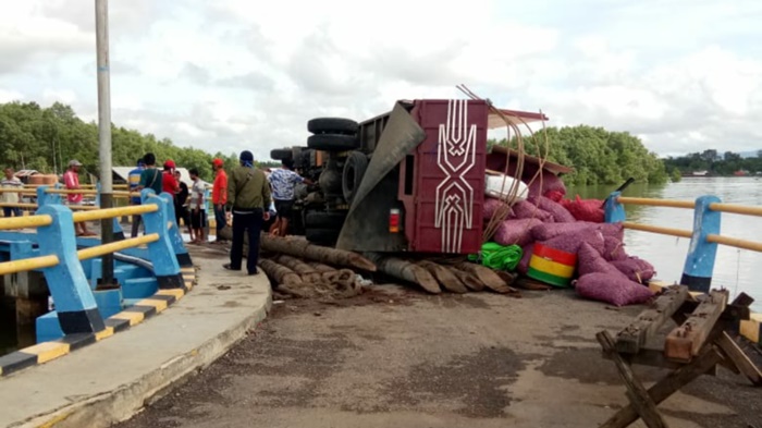 sebuah-truk-angkutan-bawang-dari-garonggong-provinsi-sulawesi-selatan-terbalik-di-dermaga-feri.jpg