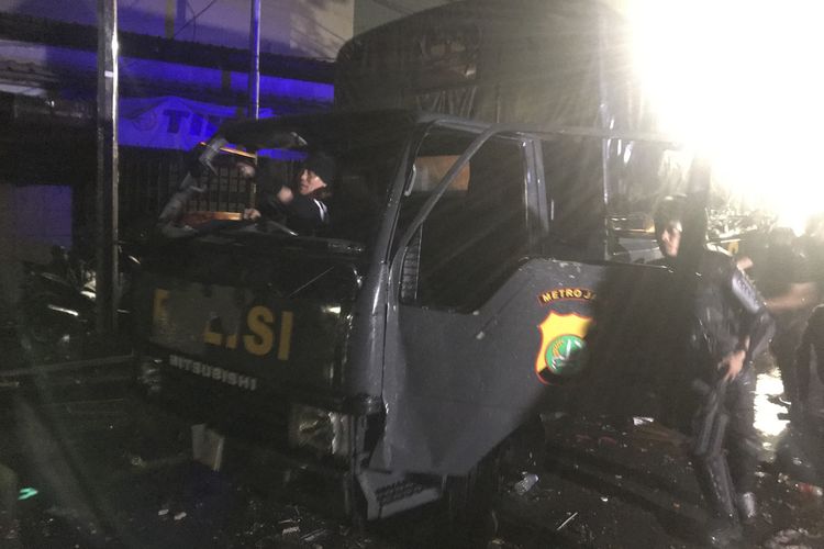 sebuah-truk-polisi-bermuatan-kotak-makanan-dan-air-mineral.jpg