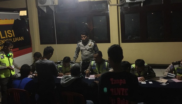 sejumlah-pengendara-terjaring-razia-malam-yang-digelar-satlantas-polres-hst_20171007_174707.jpg