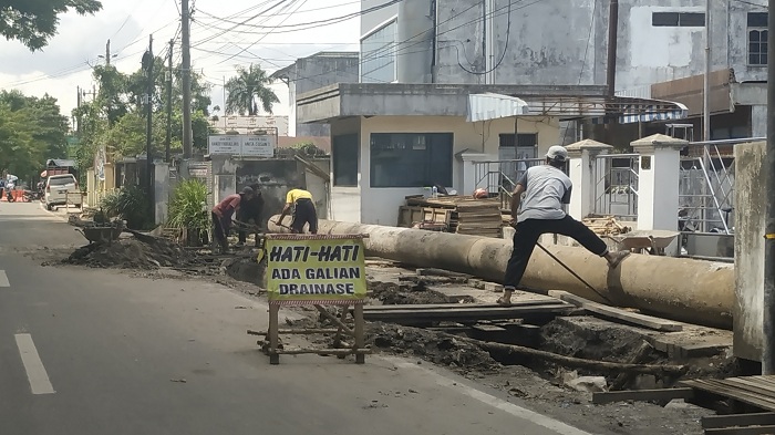 sejumlah-penggali-drainase-tengah-bekerja-di-jalan-pierre-tendean.jpg