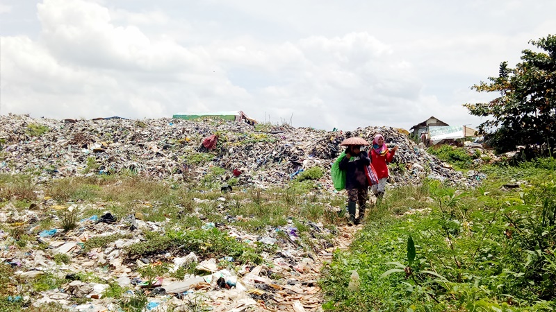 sejumlah-warga-berjalan-di-kawasan-tpa-basirih_20170906_121048.jpg