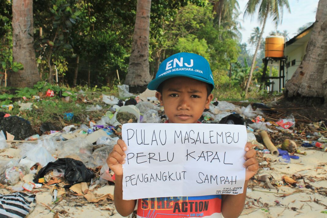 Hebat! Puluhan Pemuda Kalsel Ini Bersihkan Sampah yang Berserakan di Pulau Terluar