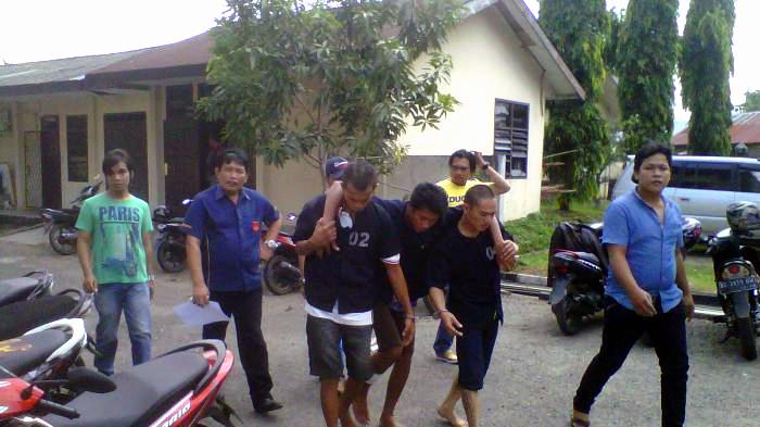 Dian Mencoba Menembak Polisi Dengan Senjata Rakitan