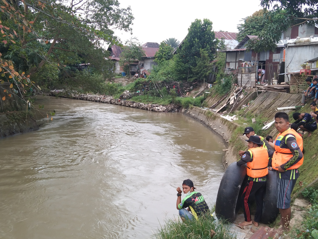 seorang-kakek-atas-nama-ut-92-diduga-terjatuh-di-sungai-tapin111.jpg