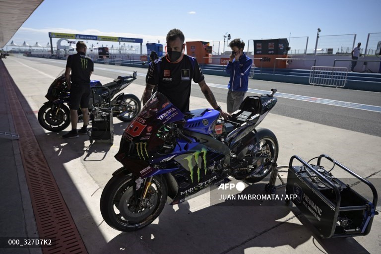seorang-mekanik-monster-energy-yamaha-motogp.jpg