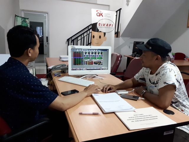 seorang-nasabah-rhb-sekuritas-banjarmasin_20180717_152242.jpg