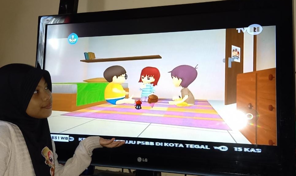 seorang-pelajar-sd-tengah-menonton-tayangan-tvri-terkait-program-belajar-dari-rumah.jpg