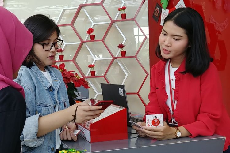 seorang-pelanggan-telkomsel-sedang-mengaktifkan-tcash-di-grapari-terminal-3-bandara.jpg