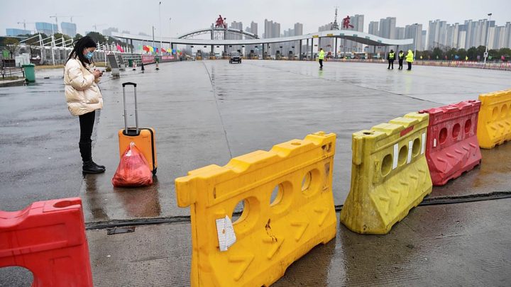 seorang-perawat-menunggu-sarana-transportasi-saat-akan-memasuki-lagi-kota-wuhan.jpg