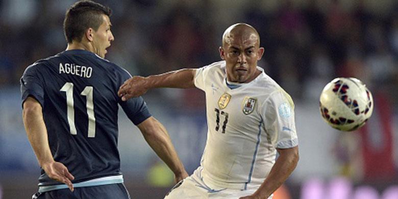sergio-aguero-dan-egidio-arevalo-rios-saat-argentina-uruguay_20150617_095500.jpg