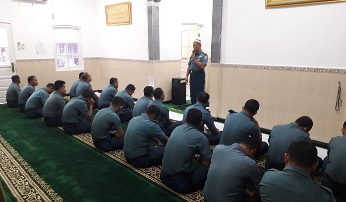 Anggota Hadiri Shalat Hajat Lanal Banjarmasin dari Rangka Hari Armada