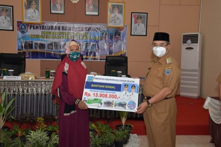 Serahkan Bantuan PRS ke Padang Batung dan Loksado, Bupati HSS Sarankan Perbaiki Ruang Utama